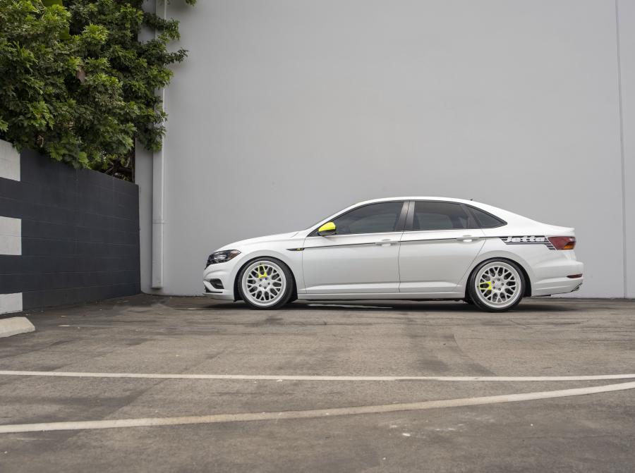  Volkswagen Jetta R-Line SoCal Concept 2018 года  (фото 2 из 5)